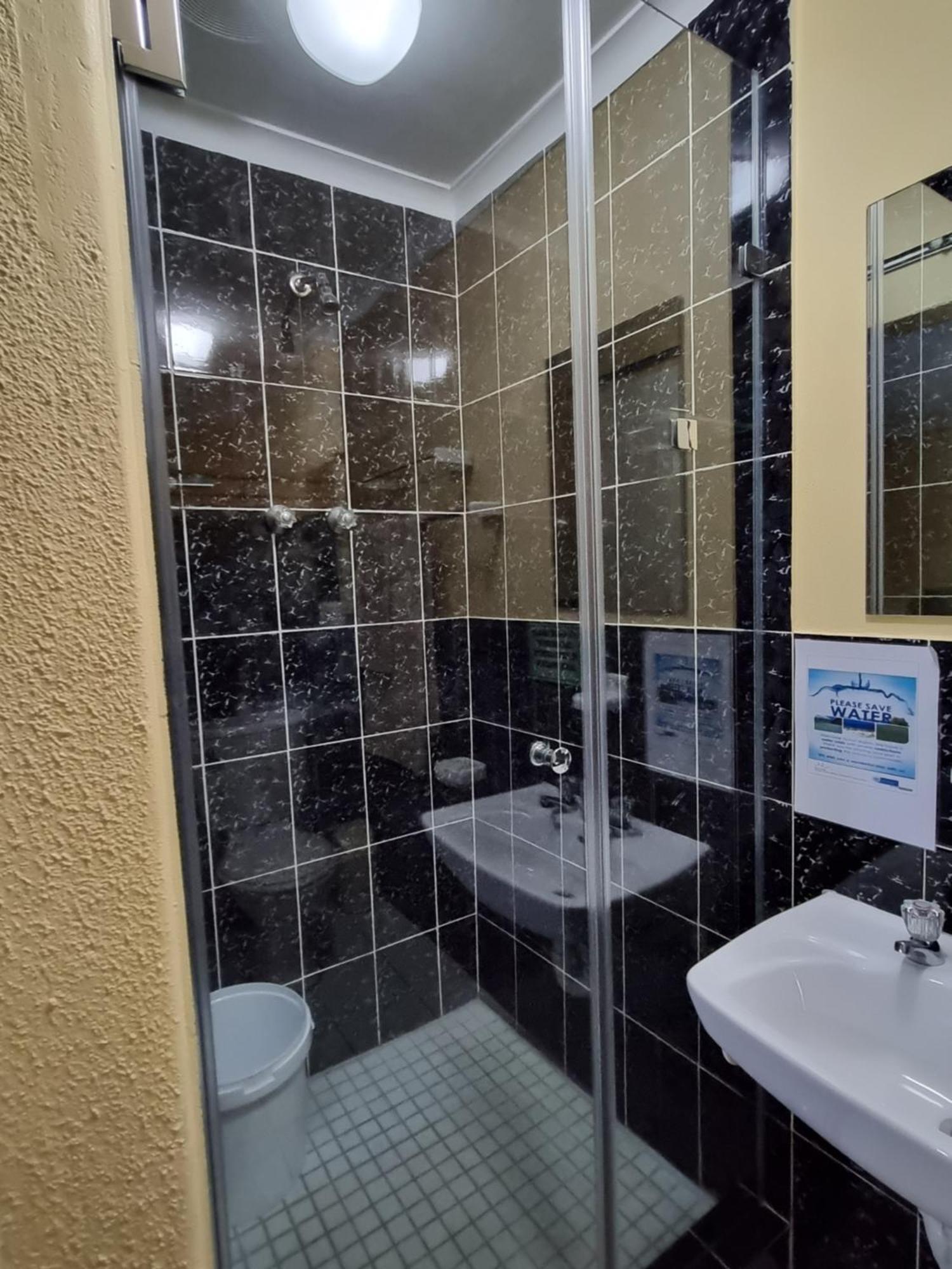 Old Oak Guest House Белвилл Экстерьер фото