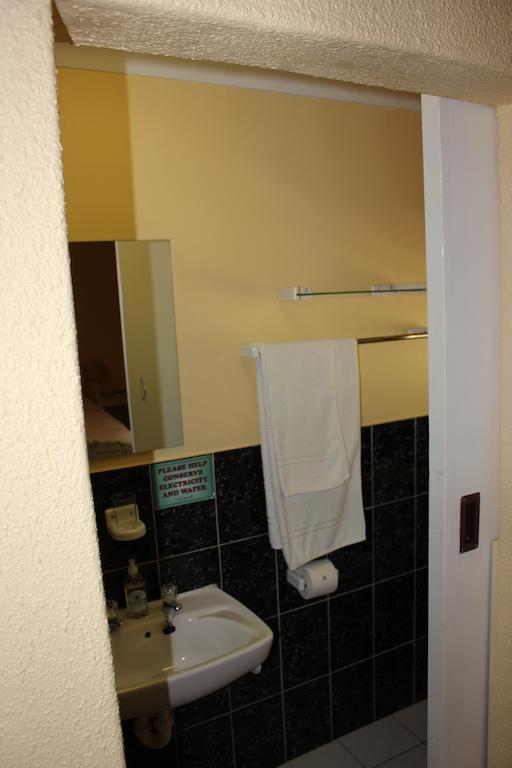 Old Oak Guest House Белвилл Номер фото