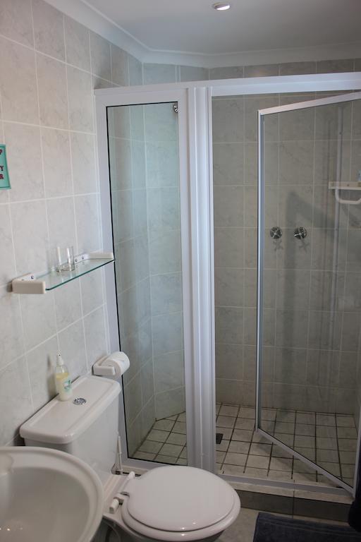 Old Oak Guest House Белвилл Номер фото